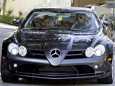 Her latest drive is black Mercedes Benz SLR Not bad ahh